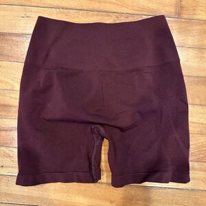 Alphalete Amplify Shorts in Sangria